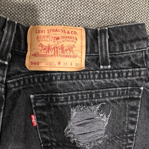 Vintage custom distressed Levi’s 560 loose fit tapered leg in black - Picture 5 of 6